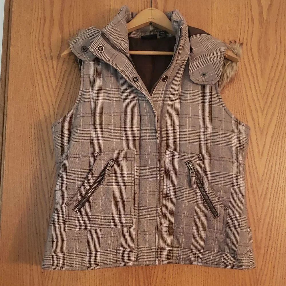 Bailey's Point Quilted Plaid Winter Vest with Faux Fur Hood Sz M (10-12)